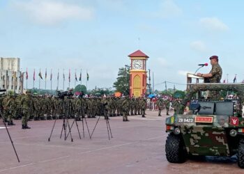 MUHAMMAD Hafizuddeain Jantan berucap dalam sambutan Hari Tentera Darat Ke-91 di Dataran Segamat, Johor hari ini, -UTUSAN/FARAHWAHIDA AHMAD