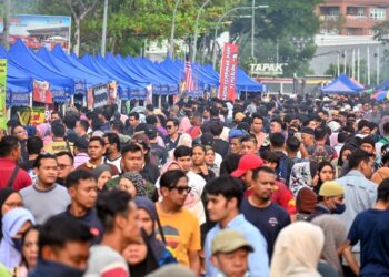 SELAIN mengundang pembaziran, pembelian berlebihan juadah berbuka puasa boleh mendorong kepada gaya hidup tidak sihat. – UTUSAN/AMARULLAH ZAINUZZAMAN