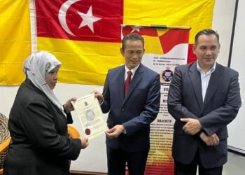 MOHAMED Shahril (kanan) bersama antara penerima Anugerah Watikah kepada Pegawai PASKAD di Club House Cyberia Smarthome, Cyberjaya.