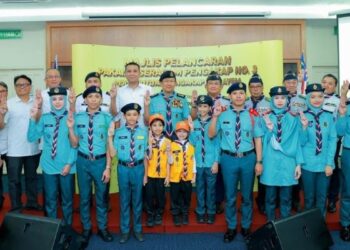 PAKAIAN baharu pengakap yang terdiri daripada warna 'emerald sea' dan seluar 'aspen gren' akan digunakan dan ditukar secara berperingkat.