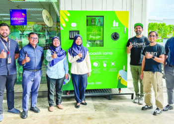 PELANCARAN mesin layan diri pertama berasaskan teknologi kecerdasan buatan oleh Petron Malaysia untuk mempromosikan kitar semula plastik.