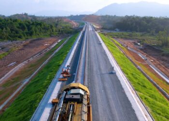 KERJA pemasangan landasan Projek ECRL untuk fasa pertama dari Kuantan Port City (KPC) di Kuantan, Pahang ke Dungun, Terengganu siap sebulan awal.