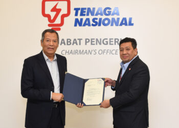 MEGAT Jalaluddin Megat Hassan menerima surat pelantikan daripada Abdul Razak Abdul Majid.