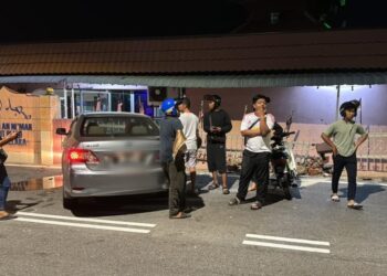 SEBUAH kereta merempuh tembok Masjid An-Ni’mah, Kampung Bukit Piatu, Melaka.