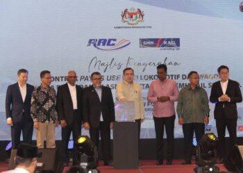 ANTHONY Loke pada Majlis Penyerahan Kontrak Pay As Use bagi Lokomotif dan Wagon antara RAC dan SMH Rail Sdn Bhd di Putrajaya. - UTUSAN/FAIZ ALIF ZUBIR