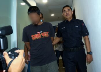 LELAKI berusia 38 tahun yang didakwa di Mahkamah Sesyen Ipoh hari ini. - UTUSAN/MUHAMAD NAZREEN SYAH MUSTHAFA