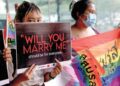 PENUNJUK perasaan menyertai protes mengiktiraf perkahwinan sejenis di Bangkok, Thailand. – AFP