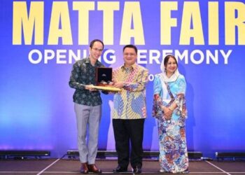 TUANKU Syed Faizuddin Putra Jamalullail berkenan menerima cenderamata daripada Nigel Wong selepas Majlis Pembukaan ‘March MATTA Fair 2024’ di Pusat Perdagangan dan Pameran Antarabangsa Malaysia (MITEC), Jalan Dutamas 2, Segambut, Kuala Lumpur. - IHSAN MATTA FAIR KL