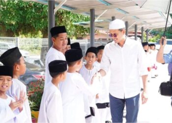 KERAJAAN Johor membenarkan murid SAKJ memakai pakaian sukan untuk sesi persekolahan bermula Ahad ini ekoran keadaan cuaca panas.