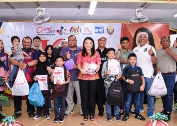 HANNAH Yeoh bersama Aizuddin Mohd. Ghazali (barisan belakang, lima dari kanan) dan Norismadi Abd. Manap (tiga dari kanan) bergambar selepas majlis penyampaian bantuan persekolahan kepada anak-anak ahli SAM di Sekolah Kebangsaan Sungai Penchala, Kuala Lumpur, hari ini.