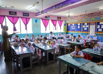 Penempatan seramai 6,034 guru baharu Lantikan Secara Kontrak (COS)  di sekolah-sekolah Kementerian Pendidikan  diharap dapat menangani isu keciciran pembelajaran.