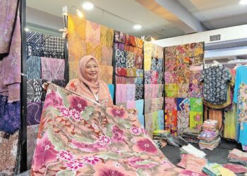 NOORAZIZAH Kassim menunjukkan koleksi batik sutera yang mendapat permintaan tinggi menjelang Hari Raya Aidilfitri di butik miliknya, semalam. – UTUSAN/KAMALIZA KAMARUDDIN