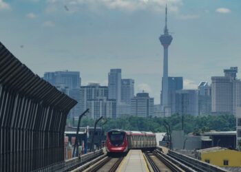 MENJADI negara maju juga bererti rakyatnya mampu merapatkan jurang harta dan pendapatan selain mempunyai kemudahan dan infrastruktur moden. – UTUSAN/FARIZ RUSADIO