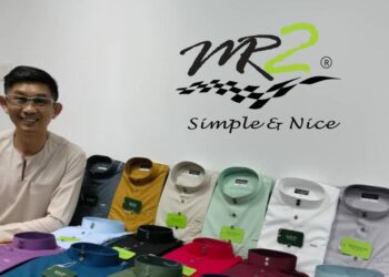TOO Leong Huat menunjukkan baju Melayu yang dihasilkan MR2 Premium.