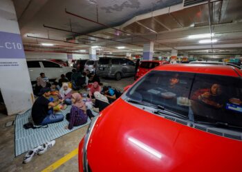 WARGA kota yang ingin berbuka puasa bersama ahli keluarga di Dataran Merdeka pada cuti hujung minggu terpaksa berpindah ke kawasan tempat letak kenderaan akibat hujan lebat di Kuala Lumpur, kelmarin. UTUSAN/SHIDDIEQIIN ZON