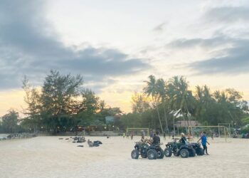 PELBAGAI aktiviti menarik sering dianjurkan penduduk bagi memeriahkan Pantai Cherating bertujuan menarik kedatangan pelancong. – UTUSAN/NORHAFIZAN ZULKIFLI