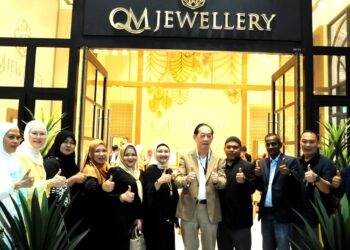 LIM Khong Soon (tengah) merasmikan pembukaan cawangan QM Jewellery di Eco Galleria, Iskandar Puteri.