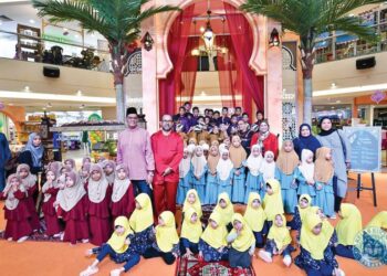 AZURA Mokhtar (barisan tiga, dua dari kanan) bersama penghuni Rumah Kebajikan Al Firdaus dalam program berbuka puasa dan penyampaian sumbangan di Shah Alam, Selangor, baru-baru ini.