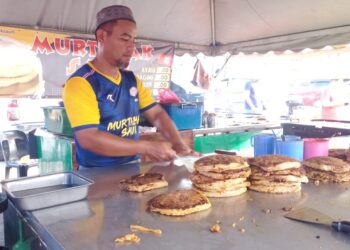 BURHANUDDIN Saufi  menjual martabak RM8 sekeping di Bazar Ramadan Jerantut, Pahang. - UTUSAN/HARIS FADILAH AHMAD