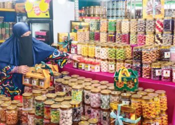 NOOR DIANA Hashim menyusun pelbagai biskut raya yang dijualnya di Bazar Ramadan di Angsana Mall, Johor Bahru, Johor.