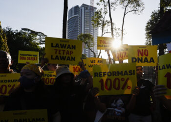 AHLI politik sepatutnya membincangkan penyelesaian masalah ekonomi dihadapi rakyat, bukannya bertelagah isu-isu remeh-temeh di Parlimen. - UTUSAN/ SHIDDIEQIIN ZON