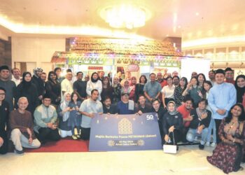 PENGAMAL media Johor bersama pengurusan Petronas mengabadikan kenangan selepas majlis berbuka puasa di Johor Bahru, Johor, baru-baru ini.