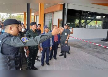 PEMANGKU Ketua Polis Negara Thailand, Pol Jen Kittarat Panphet (dua dari kiri) diberi taklimat oleh Pesuruhjaya Polis Wilayah 9 Pol, Mej Jen Piyawat Chalermsri mengenai serangan arson di Yala. - GAMBAR BERNAMA