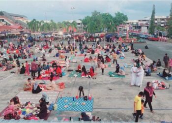 LEBIH 500 dalam kalangan murid, ibu bapa dan guru menyertai majlis iftar perdana Sekolah Kebangsaan (SK) Sena yang diadakan secara santai di sekolah berkenaan di Kangar, Perlis semalam.-UTUSAN