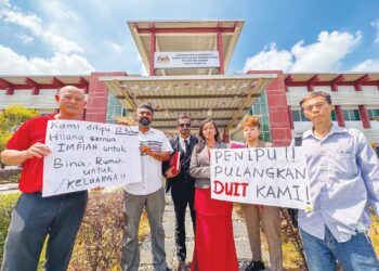 SEBAHAGIAN pembeli bersama Ratna Sheamala Devi (tiga kanan) di hadapan Pejabat Jabatan Ketua Pengarah Tanah dan Galian Persekutuan Selangor selepas menghadiri prosiding urusan penyelesaian pertikaian tuntutan di Klang, Selangor, baru-baru ini. - UTUSAN/SADDAM YUSOFF