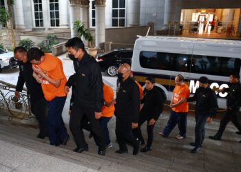 SPRM sebelum ini menahan reman empat individu kes sindiket penyeludupan tembakau, rokok dan arak di Mahkamah Majistret, Putrajaya.