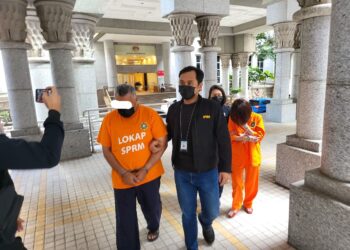 SPRM menahan reman tiga individu dipercayai terbabit rasuah bagi melindungi aktiviti kemasukan barangan berharga melalui pintu masuk laut negara di Mahkamah Majistret Putrajaya.