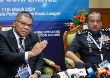 Saifuddin Nasution Ismail dan Ketua Polis Negara, Tan Sri Razarudin Husain pada Majlis Dialog Khas PDRM, di Maktab PDRM, di sini hari ini. Foto: SHIDDIEQIIN ZON