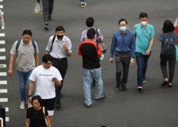 GAMBAR fail orang ramai  melintas jalan di daerah pusat perniagaan di Singapura. -CNA