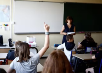 Murid sekolah memulakan pembelajaran di dalam bilik darjah pada hari pertama tahun persekolahan baharu selepas cuti musim panas di Savenay, Perancis, 4 September tahun lalu. -REUTERS
