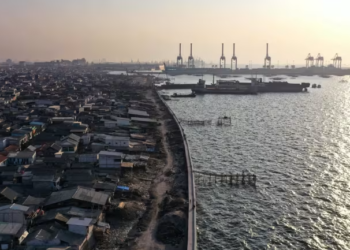 TEMBOK laut pemisah rumah dan perairan di sepanjang pantai Jakarta Utara. -AFP