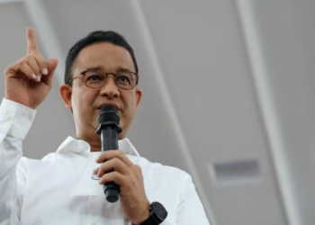 ANIES Baswedan memberi isyarat nombor satu semasa berucap sewaktu kempennya di Balai Islam di Ciamis, wilayah Jawa Barat, Indonesia, 4 Januari lalu.-REUTERS