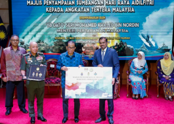 MOHAMED Khaled Nordin menerima sumbangan untuk Angkatan Tentera Malaysia (ATM) sempena Hari Raya Aidilfitri di Wisma Pertahanan, hari ini.
