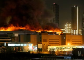 API marak di Dewan Bandaraya Crocus berikutan insiden tembakan yang dilaporkan, di luar Moscow, Rusia pada 22 Mac lalu. -REUTERS