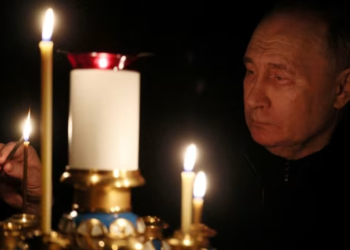 VLADIMIR Putin menyalakan lilin untuk mengenang mangsa serangan Dewan Bandaraya Crocus, pada hari perkabungan negara di sebuah gereja di kediaman negara Novo-Ogaryovo di luar Moscow, Russia, semalam.