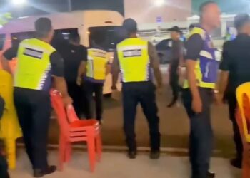 TANGKAP layar rakaman kekecohan yang berlaku ketika anggota penguat kuasa MBPG melakukan operasi di sebuah kedai makan di Taman Rinting, Masai, Pasir Gudang.