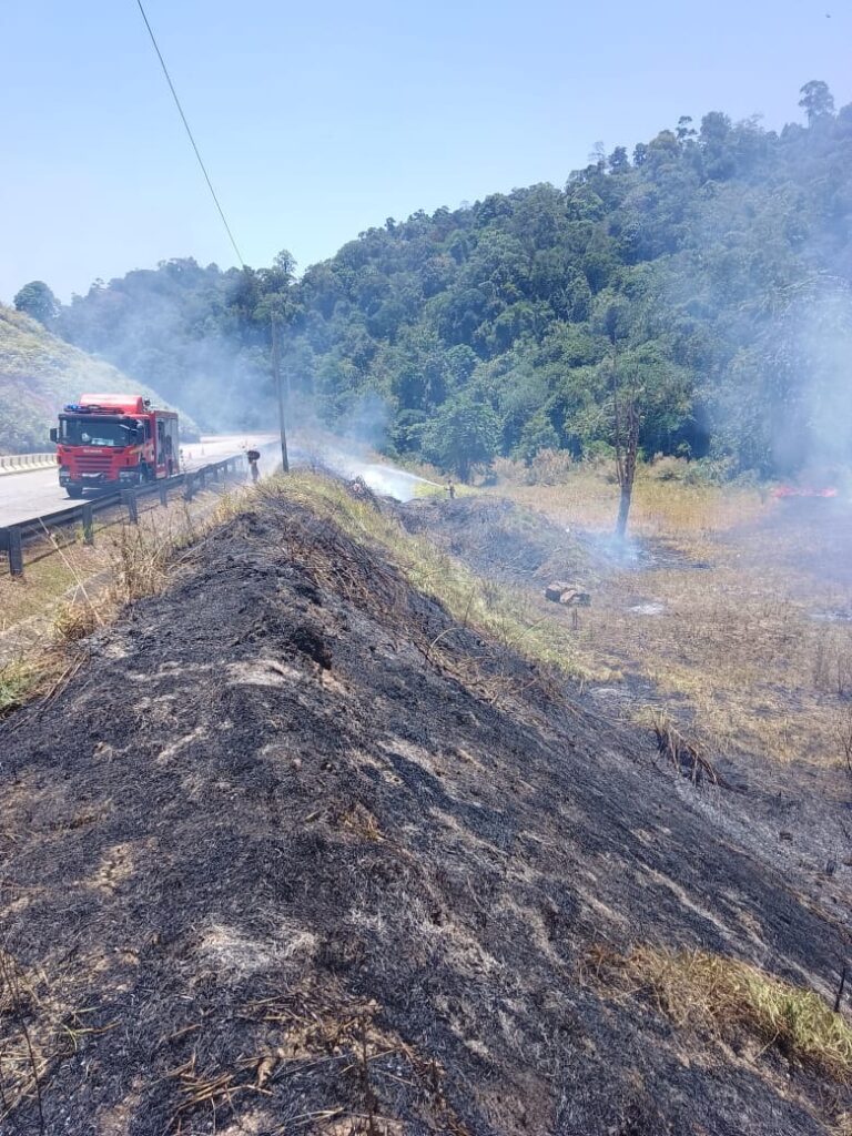 Kawasan lalang, bukit di R&R Bintang Hijau terbakar