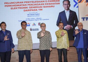 FAHMI Fadzil (tengah) pada majlis peluncuran penyelesaian E-Farmasi Perkhidmatan Penjagaan Kesihatan Elektronik Generasi Baharu di MMU, Cyberjaya. - UTUSAN/FAISOL MUSTAFA