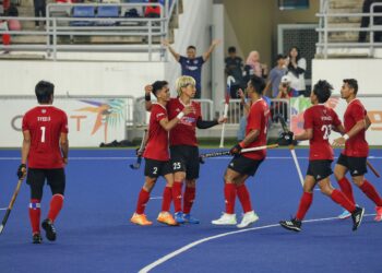 PEMAIN Tenaga Nasional Berhad (TNB), Jang Jong Hyun (tiga kiri) meraikan gol jaringannya bersama rakan sepasukan pada perlawanan akhir Piala TNB 2024 di Stadium Hoki Nasional Bukit Jalil di sini, hari ini.-UTUSAN/FARIZ RUSADIO