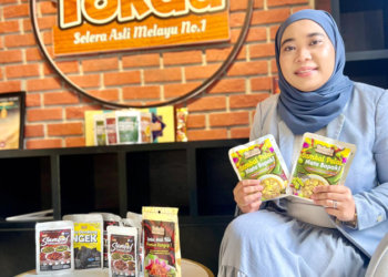 HASBAH Juwaini menunjukkan produk sambal yang dikeluarkan oleh jenama Tokda Halal Manufacturing.