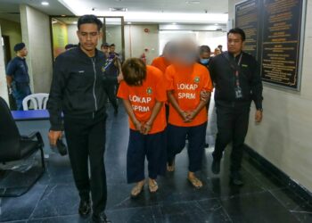 TIGA individu yang direman empat hari di Mahkamah Majistret Ipoh hari ini bagi membantu siasatan kes mengemukakan tuntutan palsu untuk projek pembekalan ternakan bernilai lebih RM800,000. - UTUSAN/MUHAMAD NAZREEN SYAH MUSTHAFA