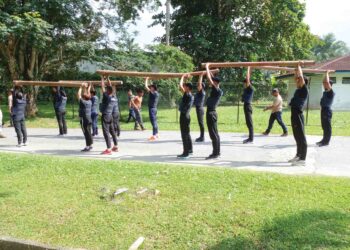 PEMAIN skuad sepak takraw kebangsaan menjalani latihan kem jati diri di Kem 69 Komando, Ulu Kinta, Perak yang berakhir semalam sebagai persiapan menghadapi Kejohanan Piala Dunia 2024 di Kuala Lumpur.