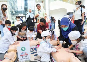 KOMUNIKASI antara ibu bapa guru dan pelajar boleh menjadi pengupaya kepada pencapaian pendidikan berkualiti . – GAMBAR HIASAN