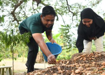 Pasangan suami isteri dibolehkan mandi bersama sebagaimana peristiwa Nabi SAW dan Aishah pernah mandi bersama dalam satu faroq. – GAMBAR HIASAN/IZLIZAN OTHMAN