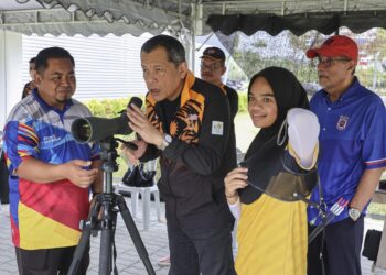 MOHD Marbawi Sulaiman (kiri) dan Ketua Konteonjen Malaysia ke Sukan Olimpik Paris 2024, Datuk Hamidin Mohd. Amin meninjau persiapan atlet memanah negara, Ariana Nur Dania di Kompleks MSN di Nilai, Negeri Sembilan.