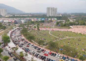 ORANG ramai berbuka puasa secara santai beramai-ramai seperti berkelah di kawasan lapang selepas membeli juadah di bazar Ramadan Bulatan Sultan Azlan Shah (BSAS) di Meru, Ipoh. – UTUSAN/ IHSAN PKNPk